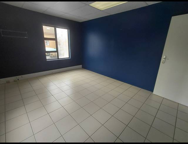 111M² OFFICE TO LET IN FOURWAYS